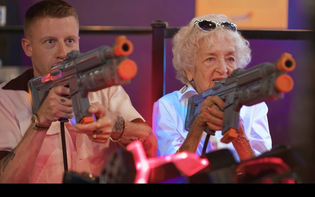 Macklemore 100 éves nagymamájával bulizik új klipjében!