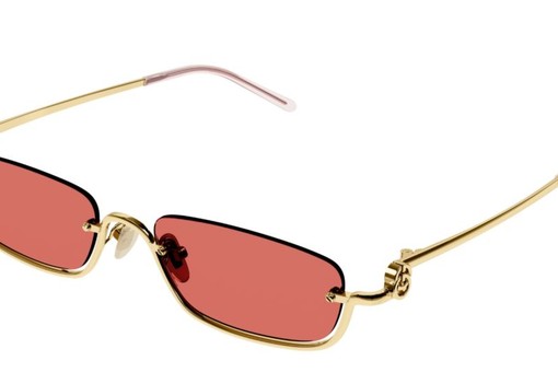 Bella Hadid újra a divatba hozta a kilencvenes évek napszemüveg trendjeit, és ennél menőbbet nem is viselhetnél idén nyáron