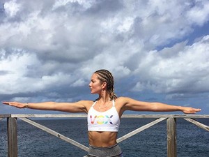 Hűha! Ilyen kidolgozott hasat villantott Mihalik Enikő!