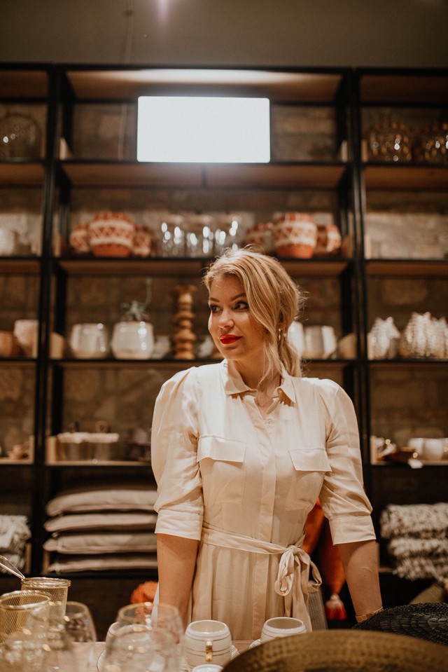 Nagy Kata a város legmenőbb helyére látogatott ma el egy gyönyörű selyemruhában