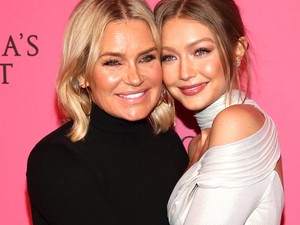 Gigi és Bella Hadid 55 éves édesanyja fehérneműs fotójával lányait is lekörözi