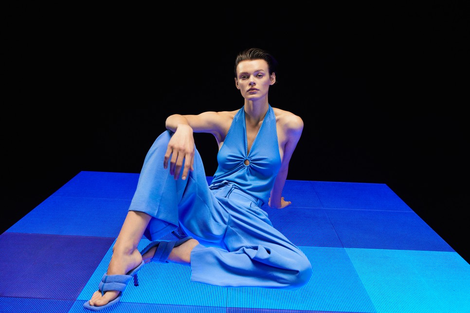 Az élénk színek és az egy árnyalat tetőtől talpig való viselése továbbra is hódít. A kék, a zöld, a narancssárga, a lila mind-mind trendszínek