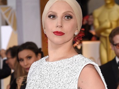 Egy nap, két sokkolóan vagány napszemüveg Lady Gagától!