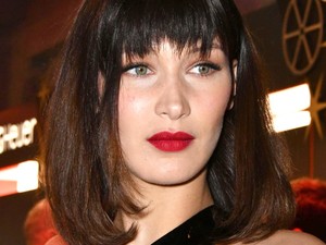 Vajon Bella Hadid hogyan kap levegőt ebben a ruhában?