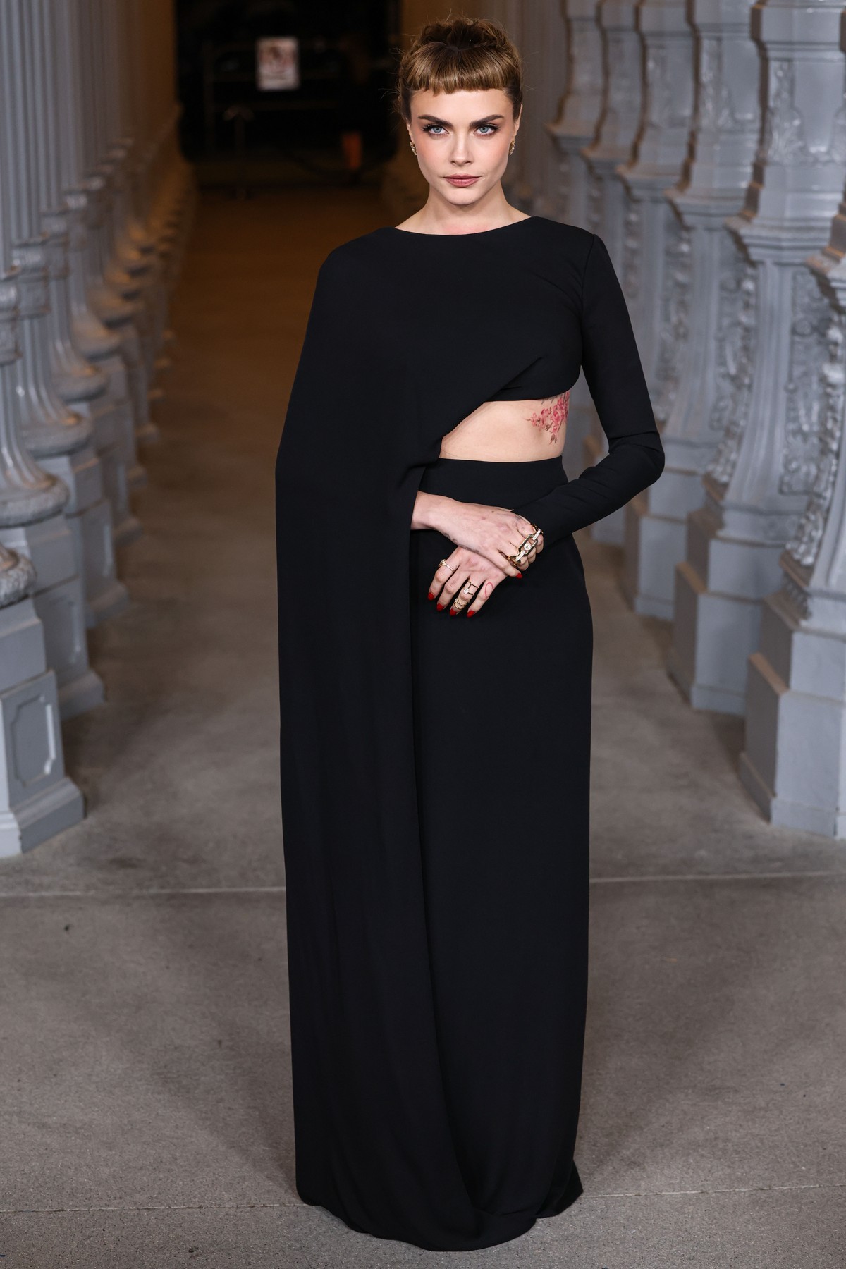 Cara Delevingne egy fekete, letisztult, aszimmetrikus Gucci ruha mellett tette le a voksát. 