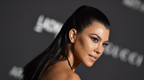 Kourtney Kardashian merész szettben mutatta meg a kerekedő pocakját