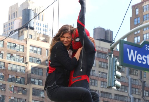 10 nagyon szerelmes fotó a Tom Holland és Zendaya párosról a kezdetektől egészen az eljegyzésig