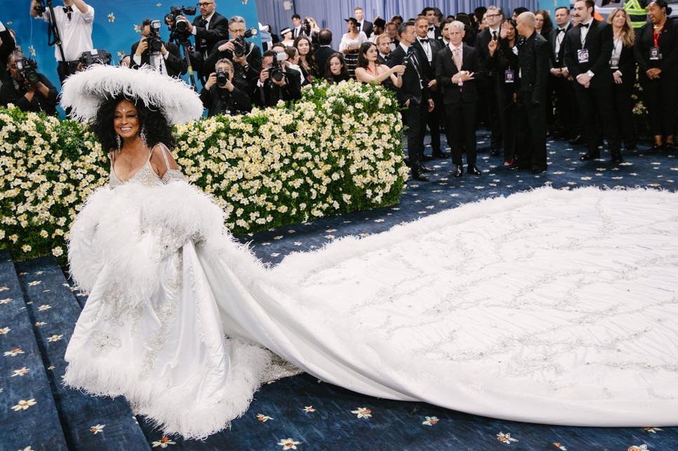 Diana Ross a 2025-ös Met-gálán, a „Superfine: Tailoring Black Style” tematikájú eseményen, a New York-i Metropolitan Művészeti Múzeumban