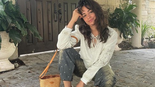 Jessica Alba-tól Kendall Jennerig minden híresség ezt a csúnya szandált viseli idén nyáron