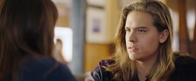 Dylan Sprouse hosszú hajjal a 2018-as Banana Split című filmben.
