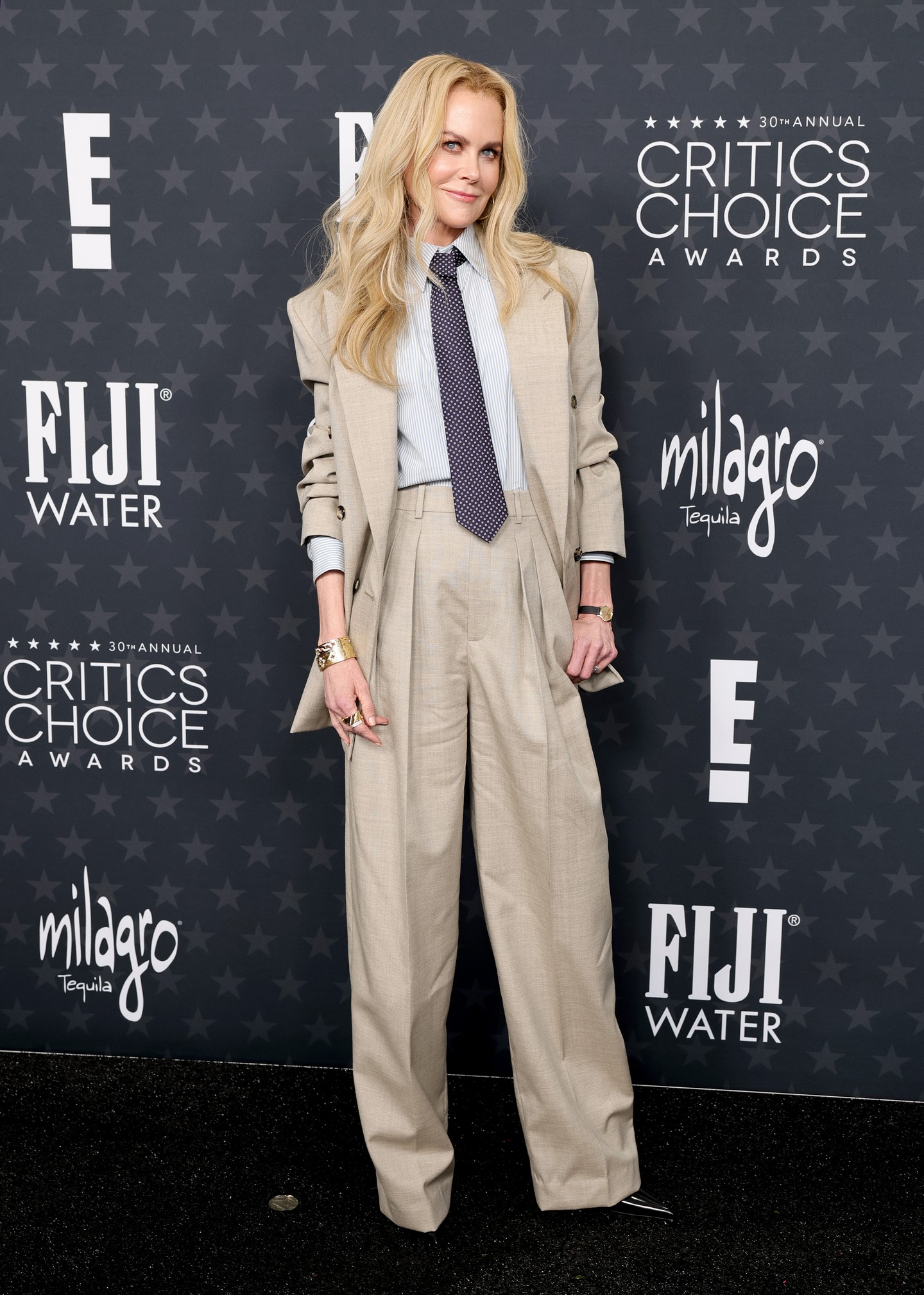 Nicole Kidman szettje olyan erős és egyértelmű meghosszabbítása volt új filmjének, a Babygirlnek, hogy ennél jobbat nem is választhatott volna. A túlméretezett megjelenés egyébként a Saint Laurent 2025-ös tavaszi ready-to-wear kollekciójából származik.