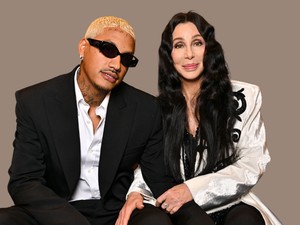 A 78 éves Cher és 38 éves szerelme le sem bírták venni egymásról a kezüket a vörös szőnyegen