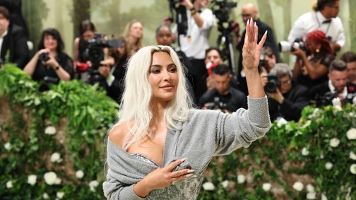 Megrázó felvételek: Kim Kardashian alig kapott levegőt a Met-gálás fűzőjében