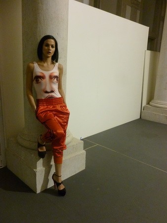 Leigh Lezark, aki a divatkritikusok szerint egy sima póló és alsó kombinációt is trendivé tud varázsolni. Lehet, hogy ez tetszett meg Lagerfeldnek??? Fotó: Carlos Tomé Sousa/Lisboa