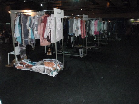 A madridi divathéten a  tervezők ruháit meg lehet vásárolni a helyszínen. Ettől számomra kicsit vásári a hangulat, és eltér a többi divathéttől, de ahány ház, annyi szokás.