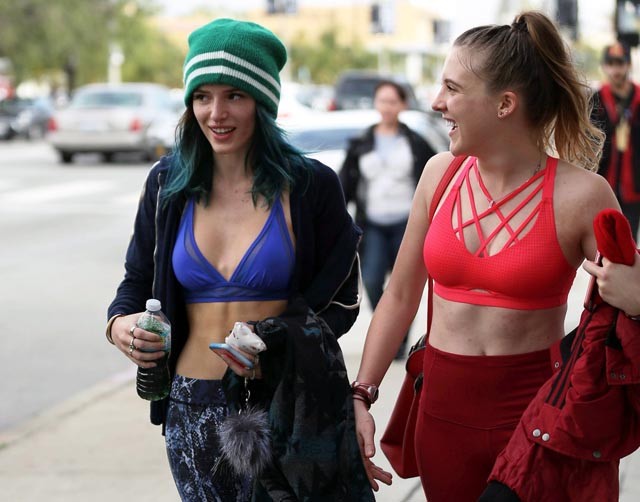 Bella Thorne kockás has