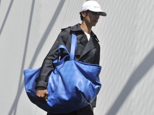 A kék IKEA zsák tarol: edzőcipőt csináltak belőle, sőt itt a tanga és choker is!