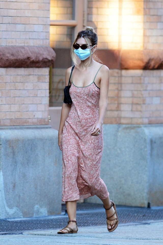 Hiperolcsó: Szerezd be Emrata szexi, laza ruháját a legjobb áron