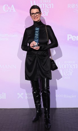 2025 - Szentesi Éva Az év írónője kategóriában kapta meg a GLAMOUR Women of the Year díjat, amit egy szatén kis feketében vett át