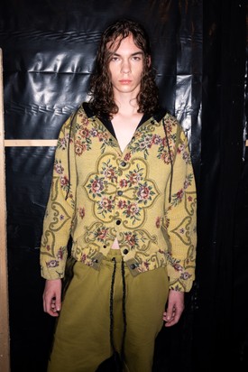 A nyolcvan éves gobelin anyagból készült Zengő névre keresztelt dzseki igazi különlegesség. Dora Zsigmond 2022 tavasz-nyár