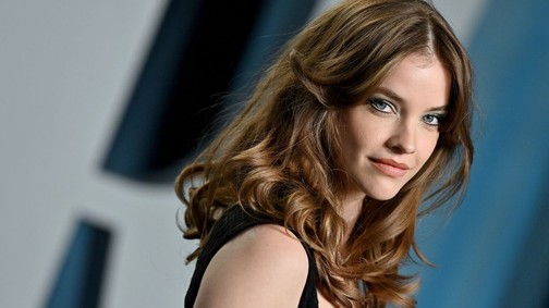 Palvin Barbi derékig érő szőke hajjal tarol Bazzi új videóklipjében