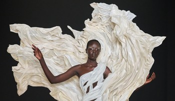 A ruha, mint művészeti médium – A ruhaszobrok varázslatos világa