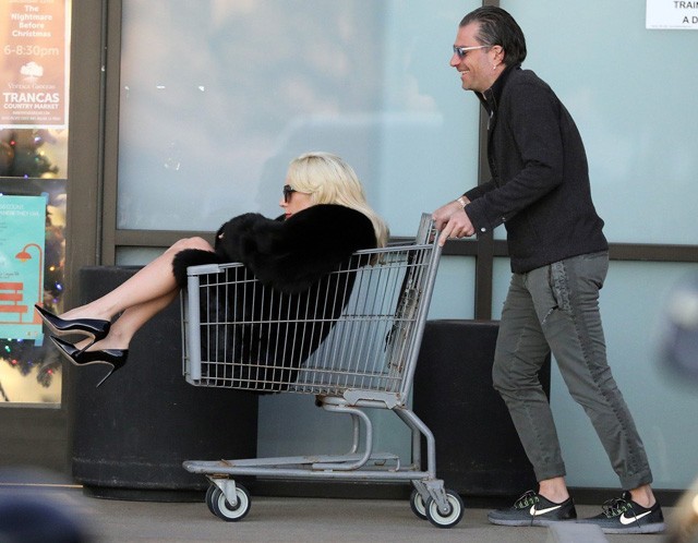 Vőlegénye tolja Lady Gagát a bevásárlókocsival