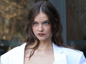 Palvin Barbara egy szál csipke melltartóban pózol, egyszerűen gyönyörű a magyar modell