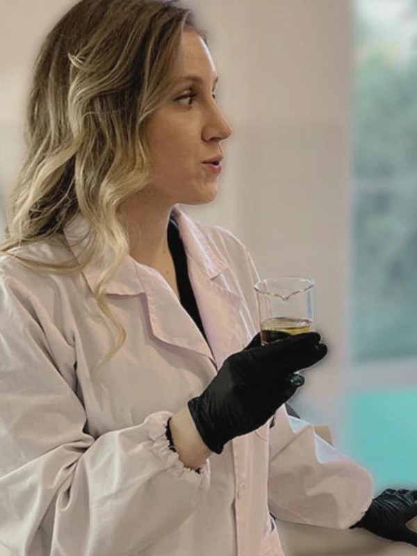 A formulázás az Almost 1.618-nál egy igazi csapatmunka. A szakmai csapat vegyészmérnököt, biomérnököt, fitoterapeutát, bőrgyógyászt és kozmetikus tanácsadót foglal magába. A termékfejlesztés során ezek a szakértők közösen építik fel a különböző formulákat annak érdekében, hogy a végtermék tökéletes legyen a napi bőrápolásodhoz, és pontosan azt nyújtsa, amire a bőrödnek szüksége van.