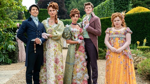 A Bridgerton színésznője izgalmas meztelenruhában tündökölt a vörös szőnyegen, mindenkit elbűvölt