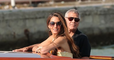 Amal Clooney álomszép ruhában érkezett a Velencei Filmfesztiválra, férjével szerelmesebbek, mint valaha