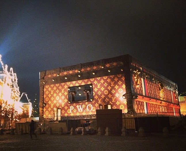 Esti fényben a hatalmas bőrönd