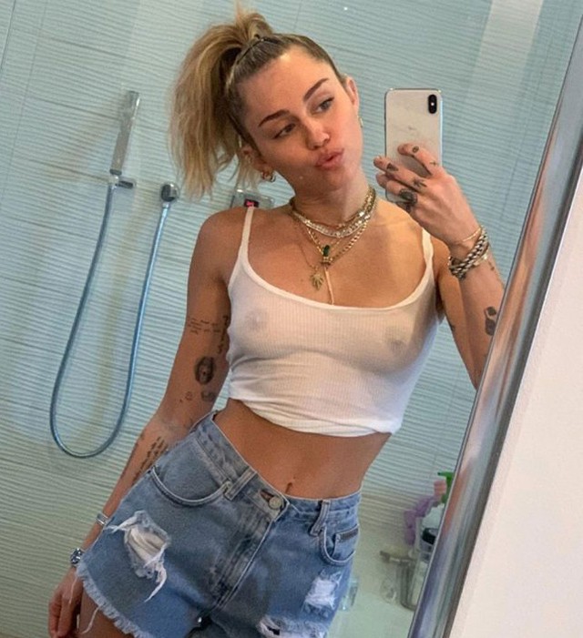 Kifordult magából: Miley Cyrus mellbimbó-villantó szelfivel folytatja
