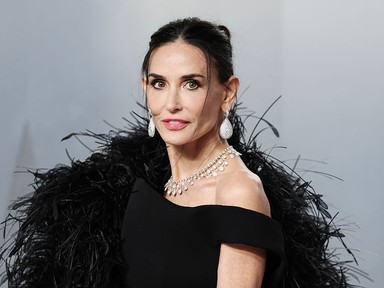 Demi Moore pucérfelsőben lépett a vörös szőnyegre, átlátszó szettjéből csak úgy sugárzik az elegancia