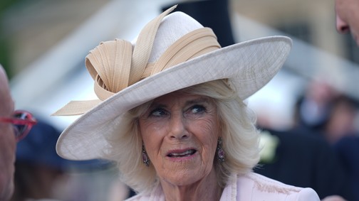 Ritkán látni így Kamilla királynét, nem tudta visszatartani a könnyeit