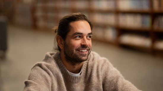 Szimler Bálint, a Fekete Pont rendezője: „Perspektíva, pénz és az előremutató döntések hiányában csodálatos emberek tartják lélegeztetőgépen az oktatást”