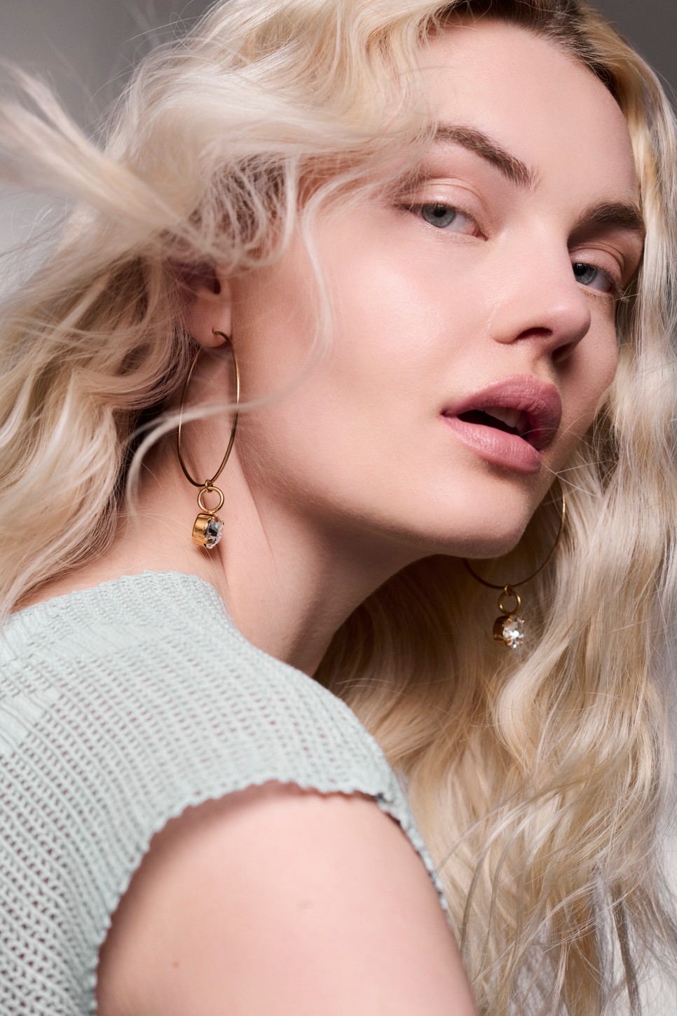 Egyenes vagy hullámos? A szőke tónusok megfelelő keveréke mindenhogy jól fog mutatni. // Felső: Missoni Fülbevaló: Sabrina Dehof