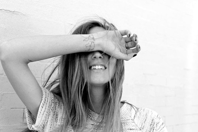 Az ötödik egy világtérkép a csuklóján