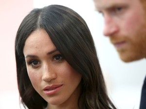 Újabb botrány: Meghan Markle apja már Erzsébet királynőnek üzenget...