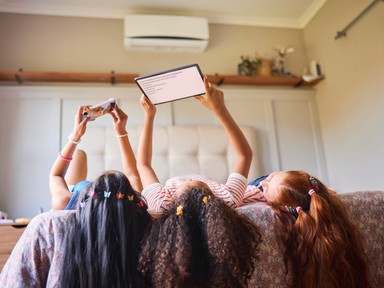 Mikor adjunk először telefont a gyerekeknek? A szakértők szerint ez az ideális kor