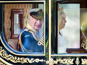 75 éves lett Károly király, aki egyedül töltötte az első karácsonyát, és naponta ötször öltözik át