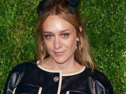 Magyar tervező merész ruhájában pózolt a népszerű amerikai sorozatsztár 