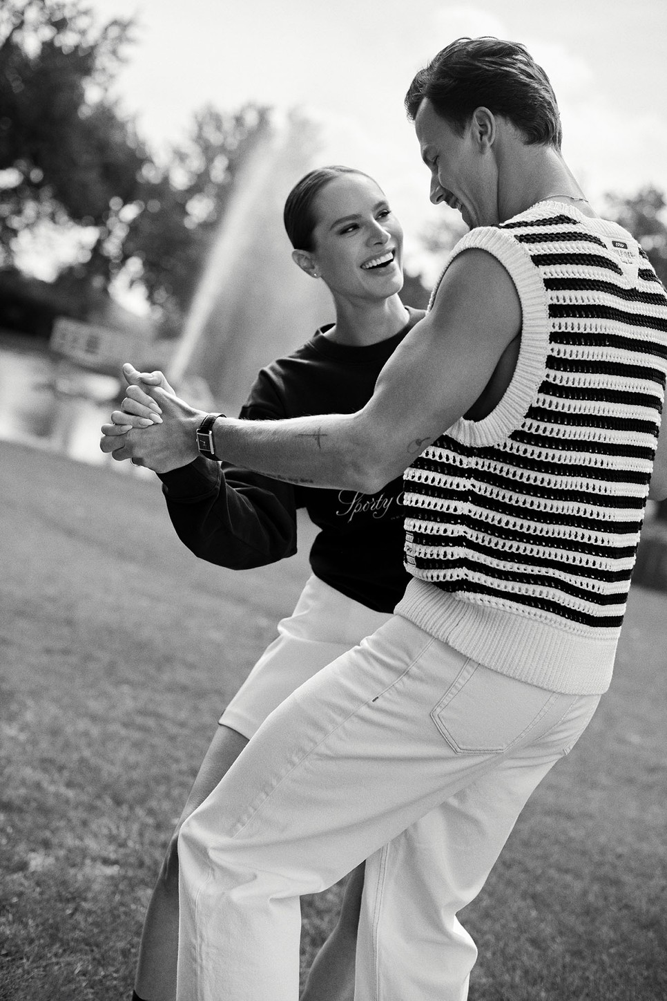 Molnár Nini&Fucsovics Márton  – Nini: Pulóver és szoknya SPORTY & RICH – net-a-porter.com,  Marci: Kötött mellény és nadrág TOMMY HILFIGER