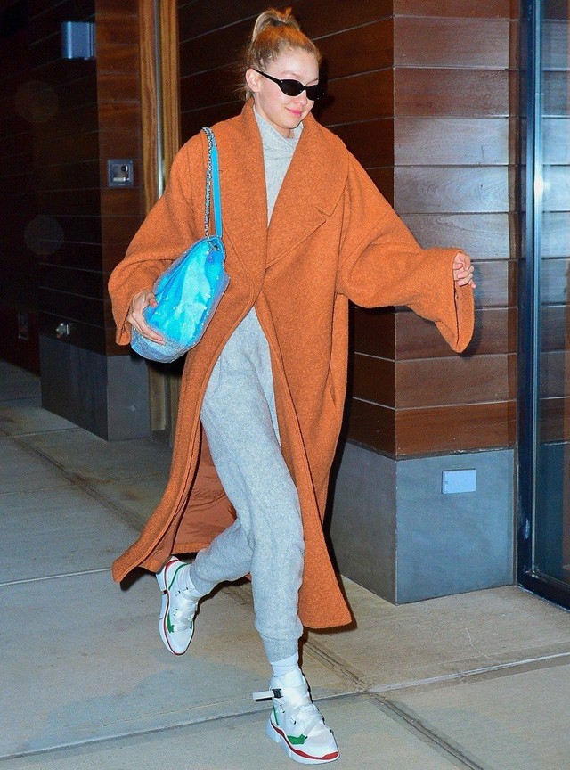 Gigi Hadid milliós repülőtéri szerelése