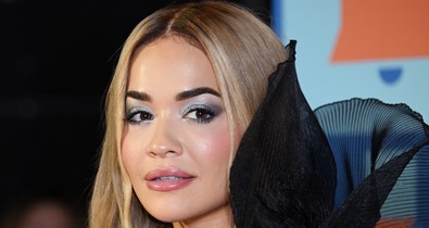 Rita Ora falatnyi bikiniben kampányol a tél ellen