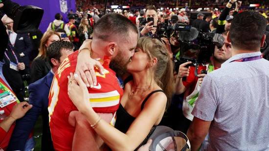 Miért akkora szám Taylor Swift és Travis Kelce Super Bowl csókja? Csak figyelj!