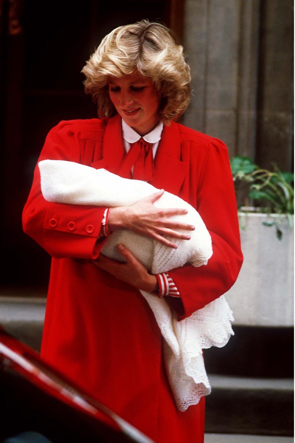 Harry és Diana egy nappal a kis herceg születése után.