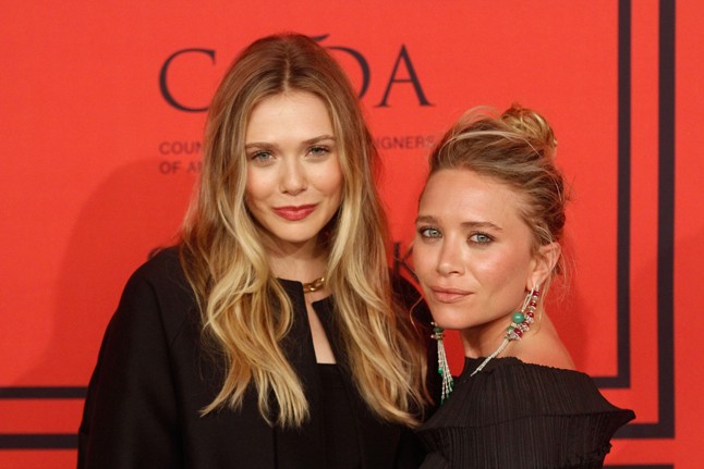 Bekötött fejű lányok: Elizabeth és Mary Kate