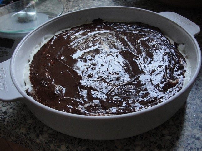 Alakul a torta. Az alap, az első réteg krém és csoki után.