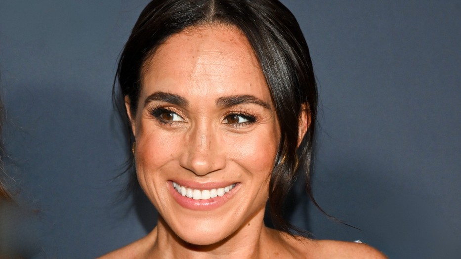 Meghan Markle káprázatosan festett olívaszínű ruhájában